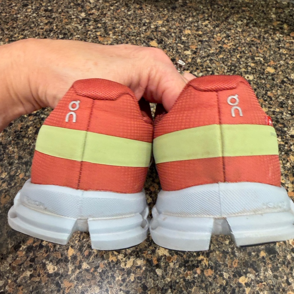 On Running Women's Running Shoes - Red and Green ladies 8.5 - Picture 4 of 9